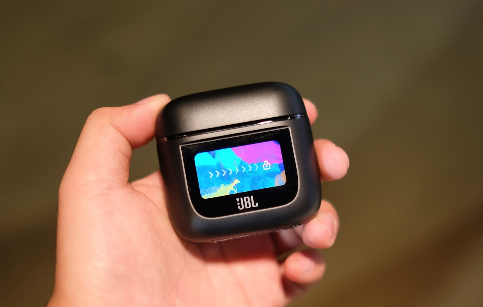 JBL Tour Pro 2: Màn hình cảm ứng độc đáo, liệu chất âm có hay?